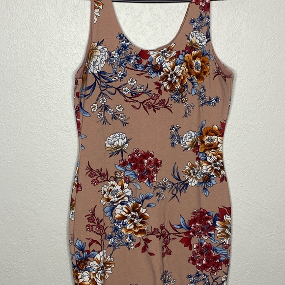 Ladies Petite L floral mini dress. - Picture 2 of 6